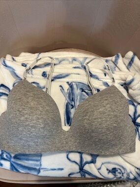 PINK Victoria's Secret Gray Seamless Light Support Bralette